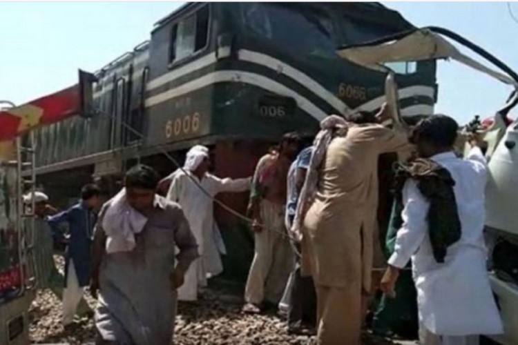 Pakistan: Voz udario u kombi, poginulo 19 članova porodice