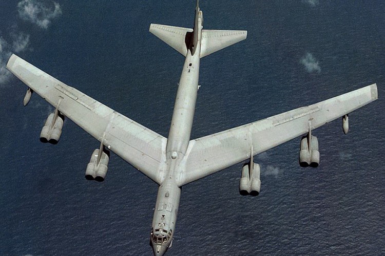 Nakon nosača aviona Pentagon u Pacifik prebacio i bombardere B-52H