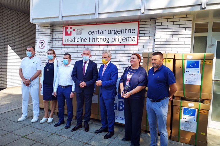 Zatler uručio pomoć za Univerzitetsku kliničku bolnicu u Mostaru