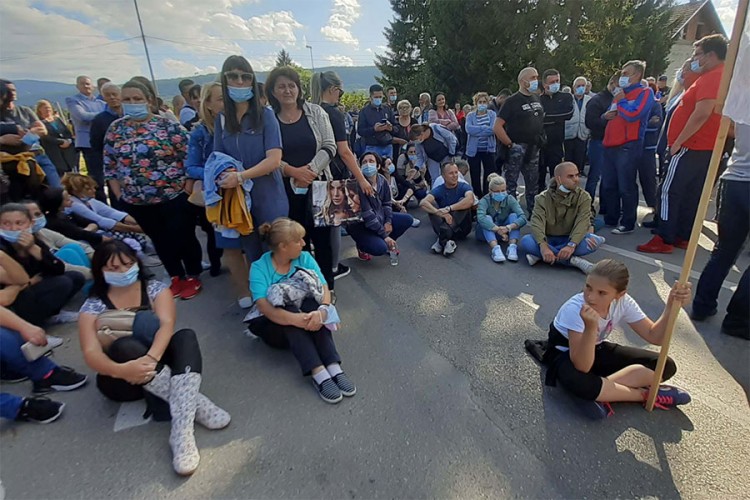 Nekoliko stotina Drvarčana blokiralo magistralni put