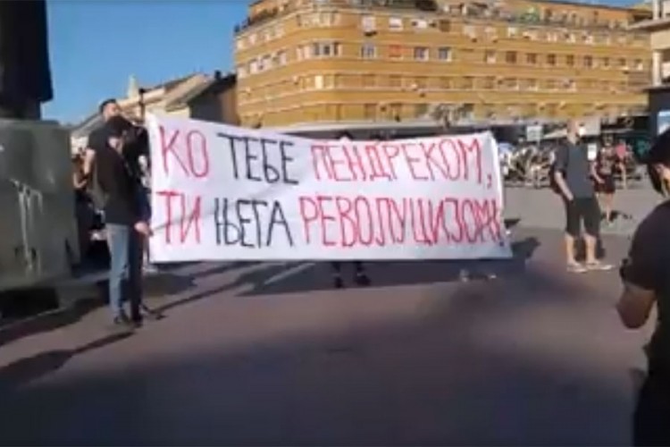 Protest u Novom Sadu: "Ko tebe pendrekom ti njega revolucijom"