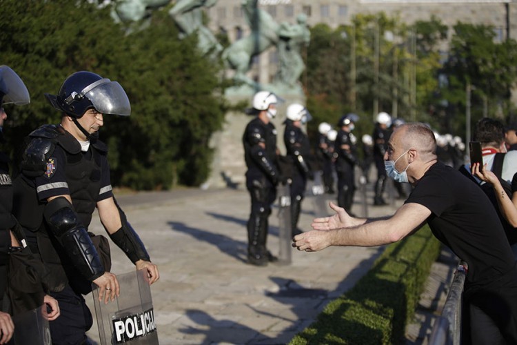 Učesnici protesta dobacivali policiji: "Idite na Kosovo"