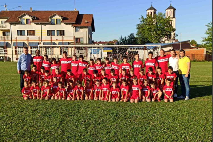 Uručeno sedamdeset dresova omladinskoj školi FK Naprijed