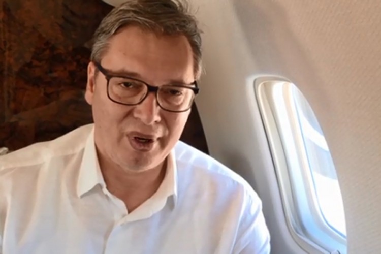 Vučić na putu za Pariz, iz aviona poslao video-poruku građanima