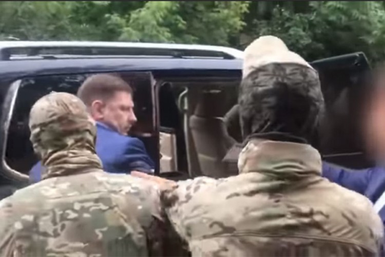 Uhapšen ruski guverner, maskirani agenti ga strpali u kombi
