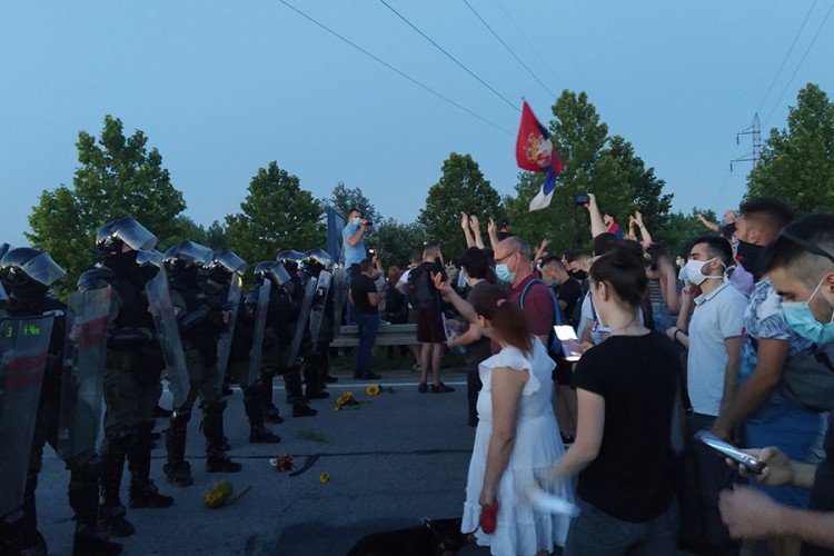 Kolona u Novom Sadu zaustavljena prije izlaza na auto-put za Beograd