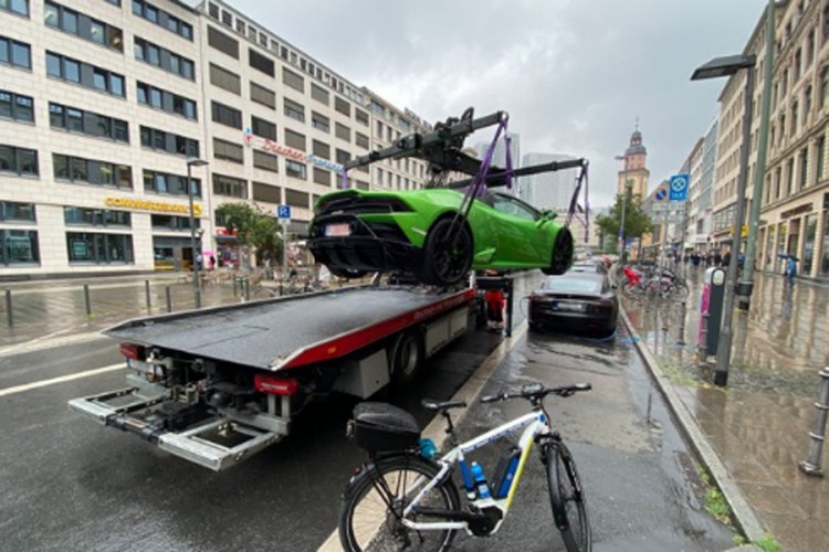 U Njemačkoj nema nedodirljivih, "pauk" odnio Lamborghini