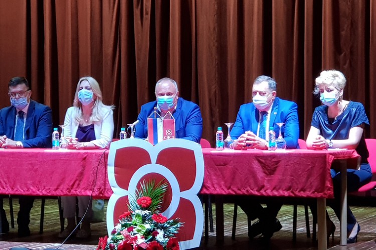 Dodik, Cvijanović i Tegeltija u Tesliću, počeo sastanak SNSD-a