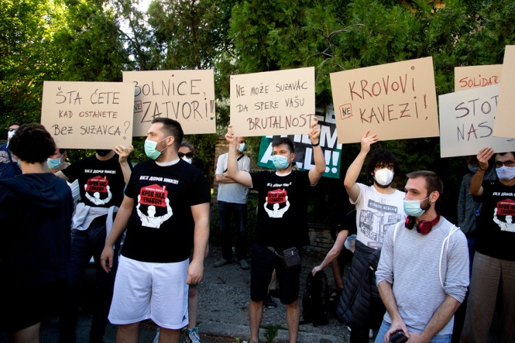 Ispred Skupštine Srbije mirno, okupio se manji broj građana
