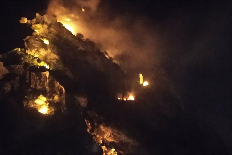 Bakljada izazvala požar na brdu San Ðovani u Kotoru