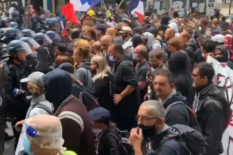 Protesti u Parizu: Bačen suzavac na ljekare