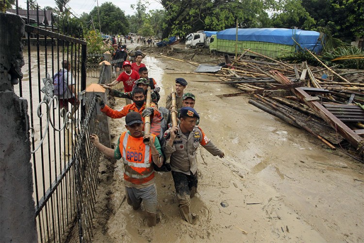 U poplavama i klizištima u Indoneziji 16 mrtvih