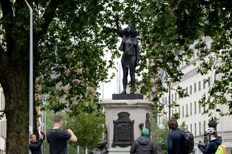 Statuu robovlasnika u Bristolu zamijenila tamnoputa demonstrantkinja