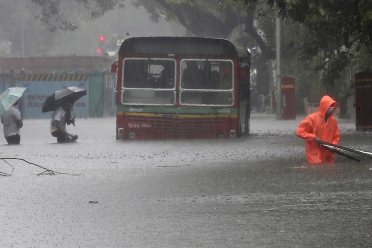 Najmanje 50 ljudi poginulo u Indiji, dva miliona ugroženo zbog poplava
