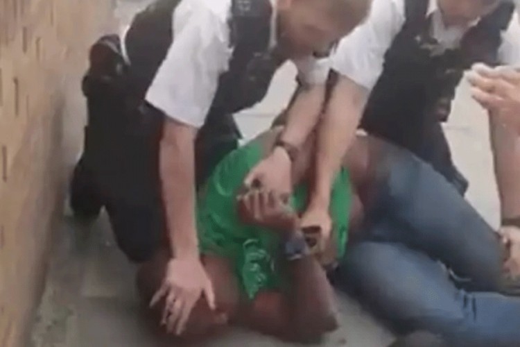 Policajac suspendovan zbog klečanja na vratu osumnjičenog