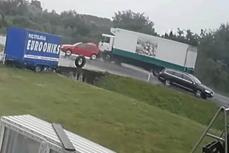 Kamion udario golf kod Prijedora, vozač automobila povrijeđen