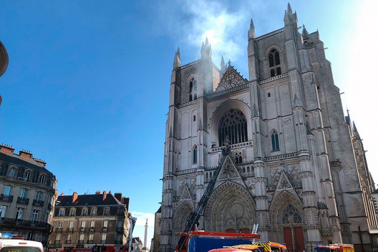 Požar u katedrali u Nantu, na terenu desetine vatrogasaca