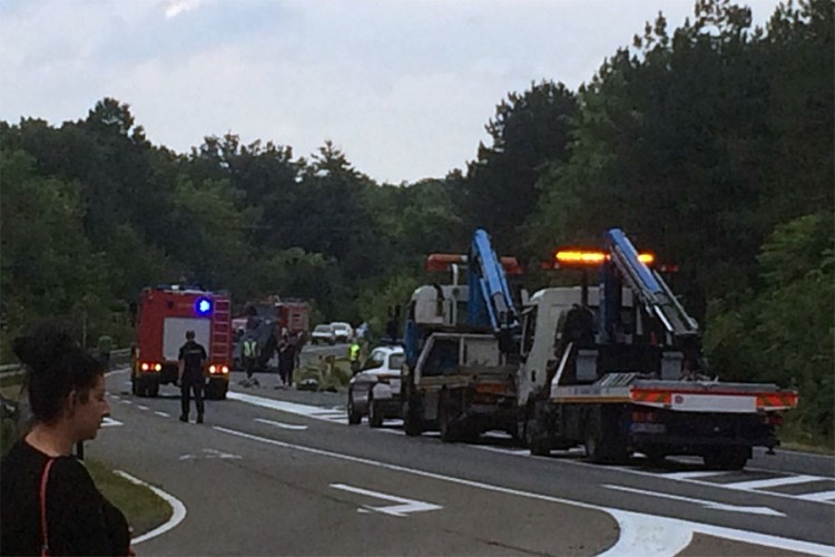 Teška nesreća na Ibarskoj magistrali: Jedna osoba poginula, sedam povrijeđenih