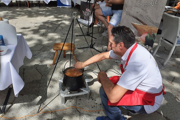 "Kuhinjica" u Trebinju zamirisala lokalnim specijalitetima