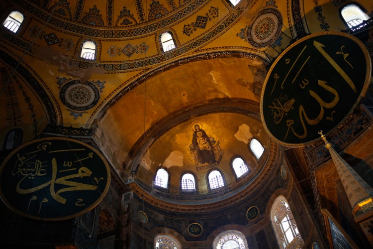 Zavjese na hrišćanskim mozaicima tokom molitve u Aja Sofiji