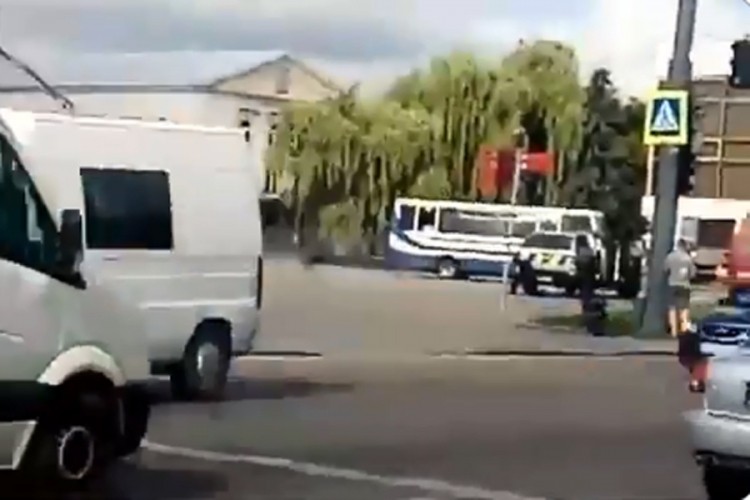 Naoružan eksplozivom drži taoce u autobusu