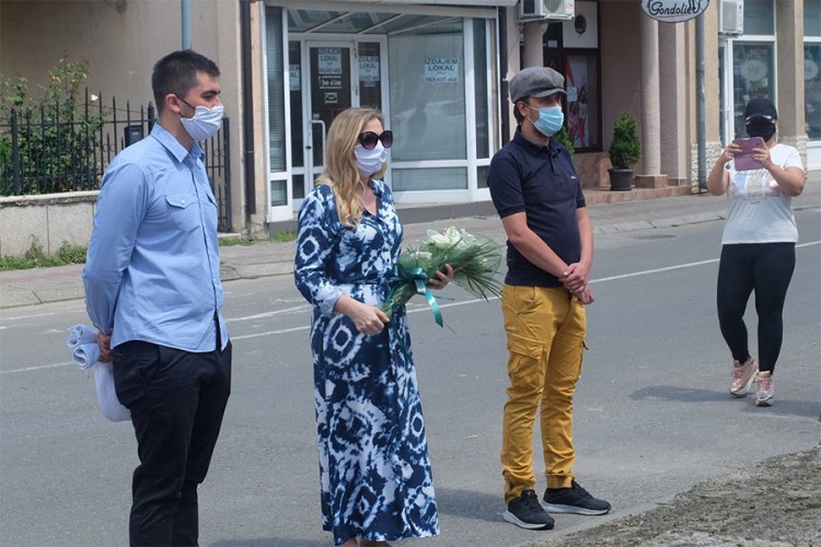 Glumci položili cvijeće na spomenik Zorana Radmilovića