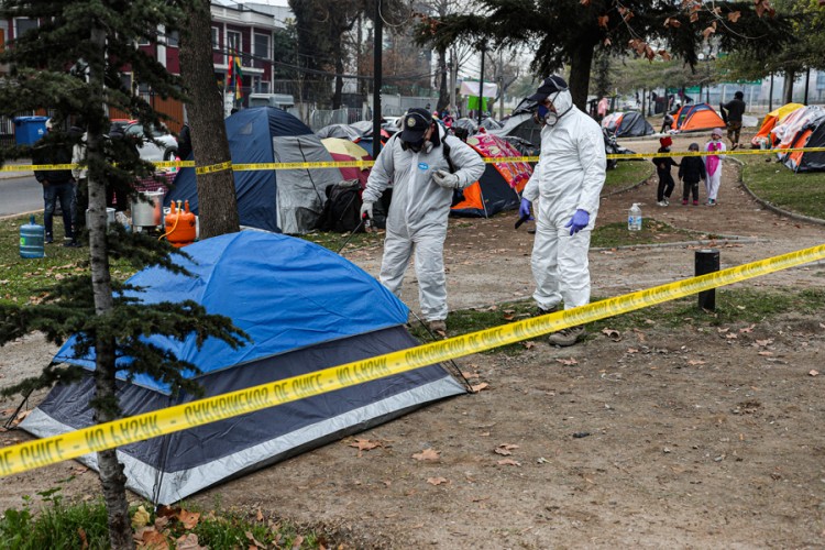 Policija po ulicama sakuplja tijela žrtava virusa korona