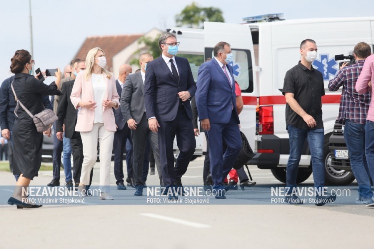 Vučić u obilasku UKC RS: Pomoći ćemo kad god zatražite