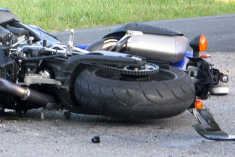 Motociklista udario u traktor i poginuo