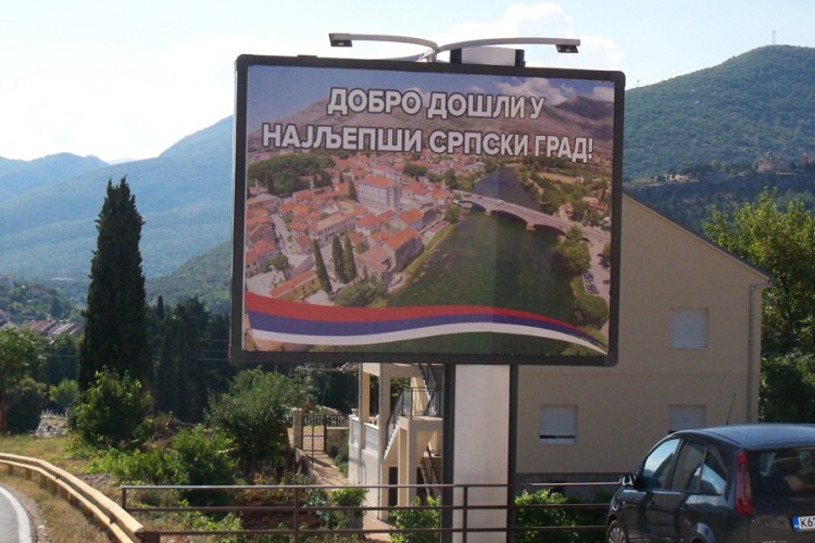 Bilbord na ulazu u Trebinje kao odgovor na reakcije političara iz FBiH