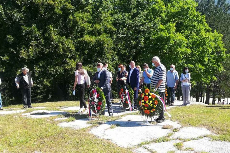 Položeni vijenci kod spomenika žrtvama fašističkog terora u Drvaru