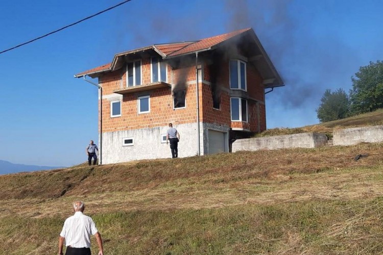 Zapaljena kuća, sumnja se na migrante
