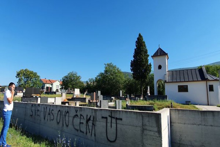 Ustaški simboli i prijetnje na pravoslavnom groblju u Širokom Brijegu