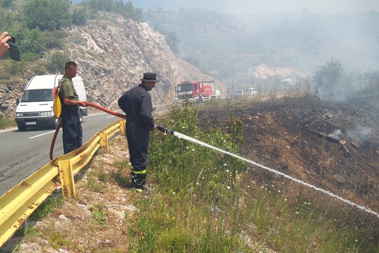 Eksplozije mina i bombi otežavaju gašenje požara kod Trebinja