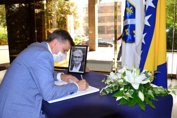 U Vladi FBiH otvorena knjiga žalosti povodom Bukvarevićeve smrti