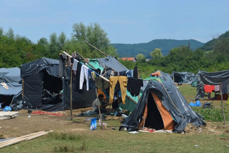 Migranti u Velikoj Kladuši - novi šatori i uništavanje imovine