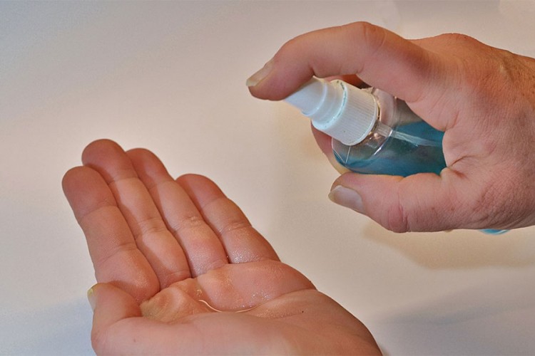 Ljekari upozoravaju: Ne koristite gel za dezinfekciju ruku na plaži