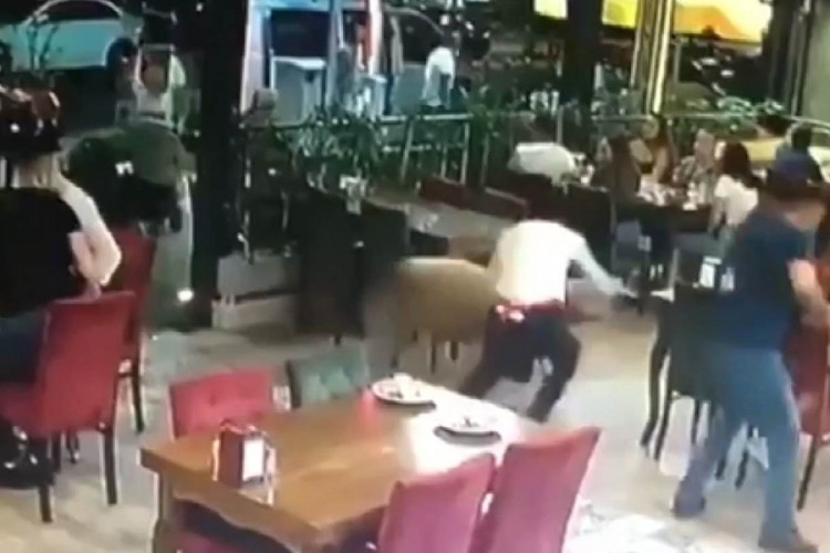 Kurban pobjegao od vlasnika i utrčao u restoran
