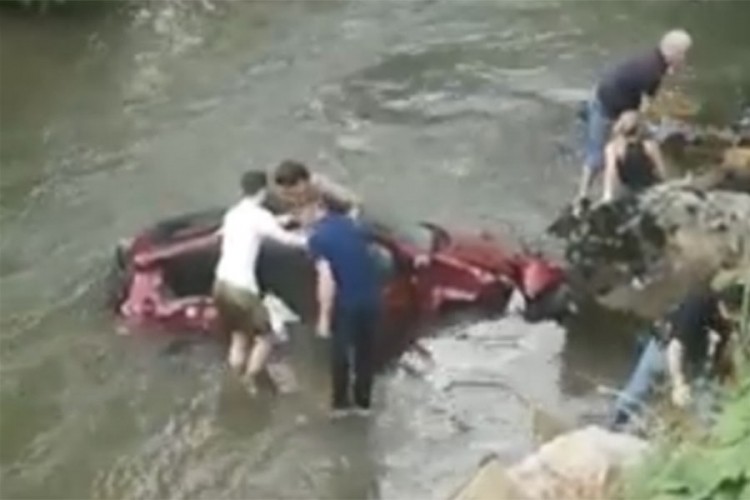 Automobil sletio u rijeku kod Sarajeva
