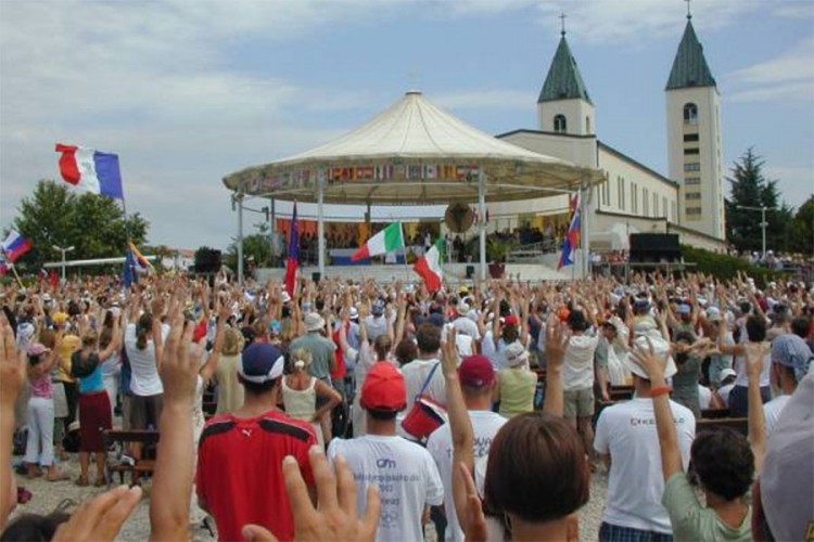 Uprkos koroni, hiljade mladih katolika na festivalu u Međugorju