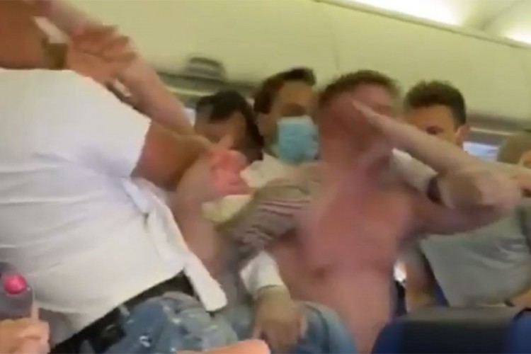 Tuča u avionu, nisu htjeli da nose maske
