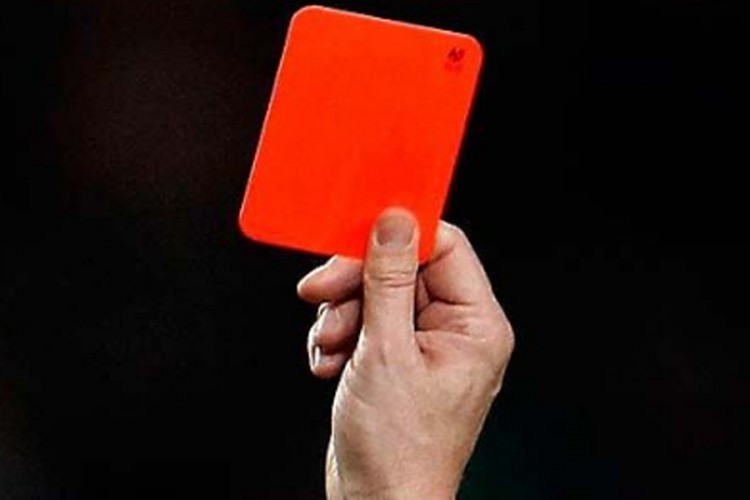 Novo pravilo u fudbalu: Crveni karton za kašljanje u smjeru rivala