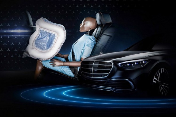 Mercedes uvodi prvi vazdušni jastuk za putnike na zadnjem sjedištu
