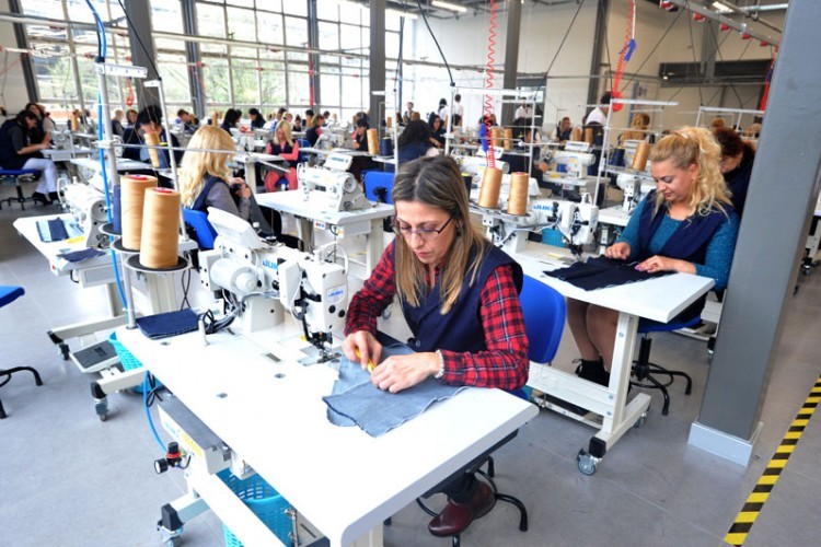 Epidemija prepolovila zaradu u tekstilnoj industriji u Srpskoj