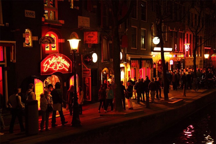 Nošenje maski i u čuvenoj četvrti crvenih fenjera u Amsterdamu