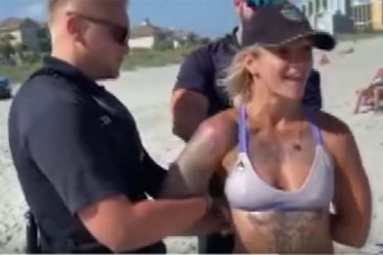 Djevojka uhapšena zbog oskudnog bikinija