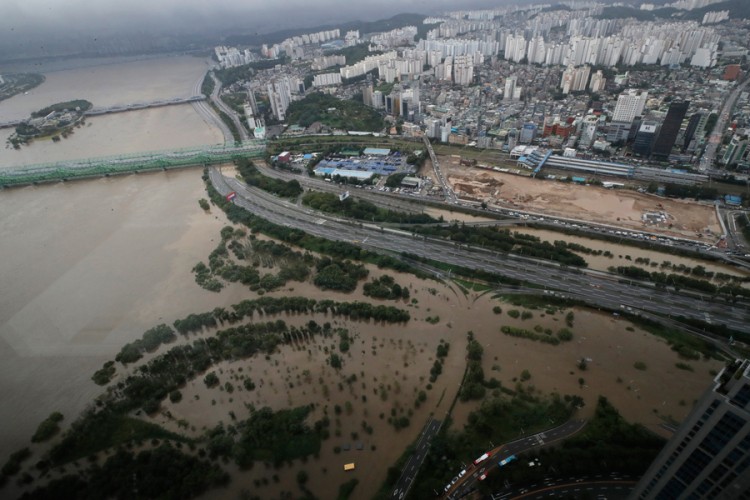 Poplave u Južnoj Koreji, nestalo sedam spasilaca