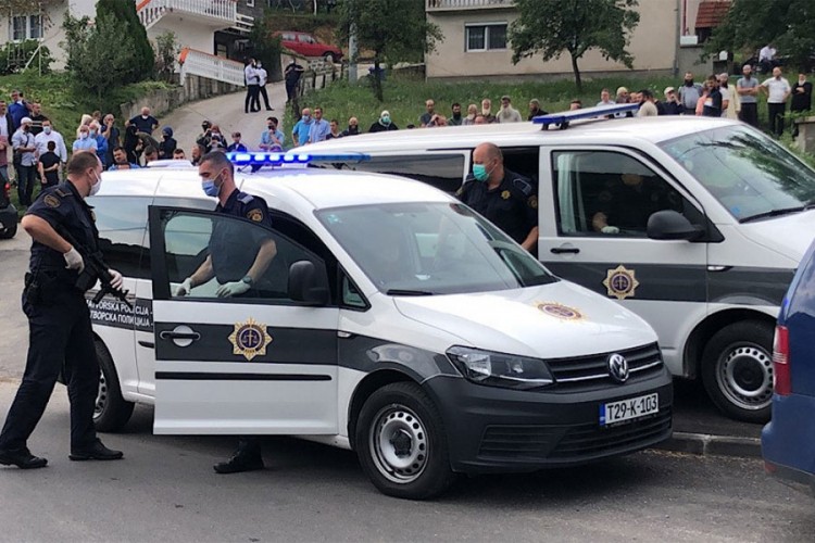 Bosnić doveden iz zatvora na sahranu brata, policija okupirala groblje
