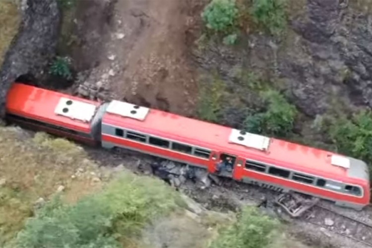 Voz u Srbiji naletio na odron i izletio iz šina