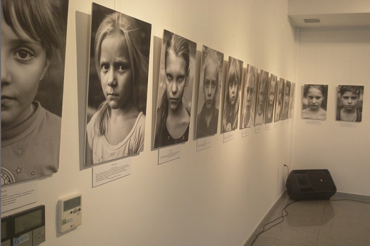 U Bijeljini otvorena izložba "Djeca Donbasa"